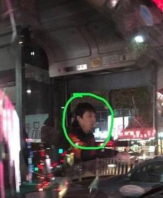 娱乐吃瓜酱坐公交车,揭秘明星幕后趣事